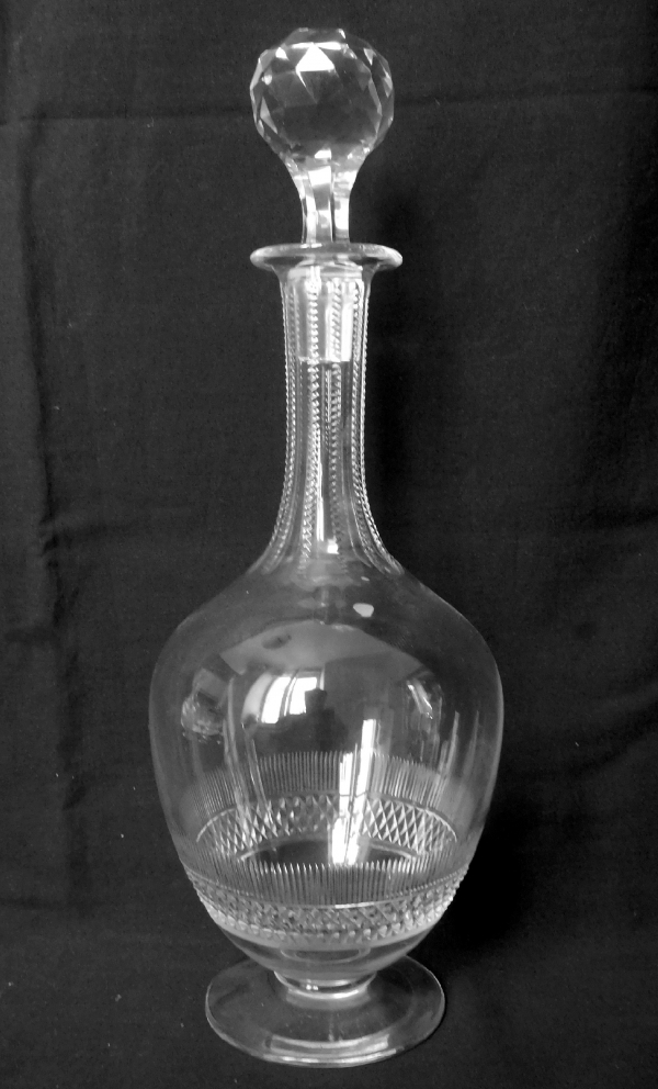 Détail — Carafe en cristal de Baccarat, modèle à pointes de diamant - 33cm