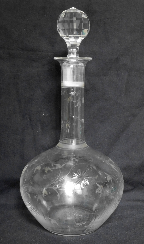 Détail — Carafe à vin en cristal de Baccarat, modèle aux marguerites taillées