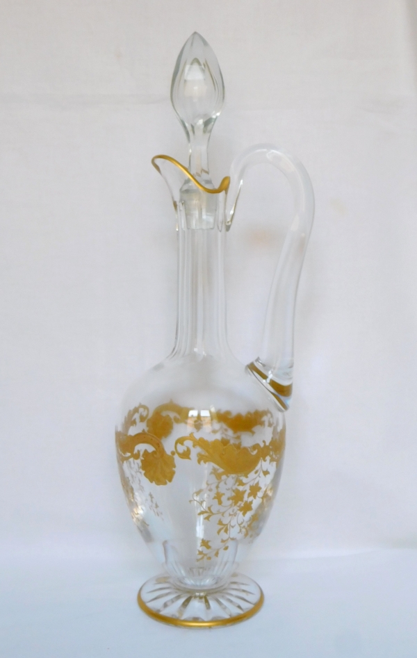 Détail — Aiguière / carafe en cristal de Saint Louis, modèle Massenet gravé et doré