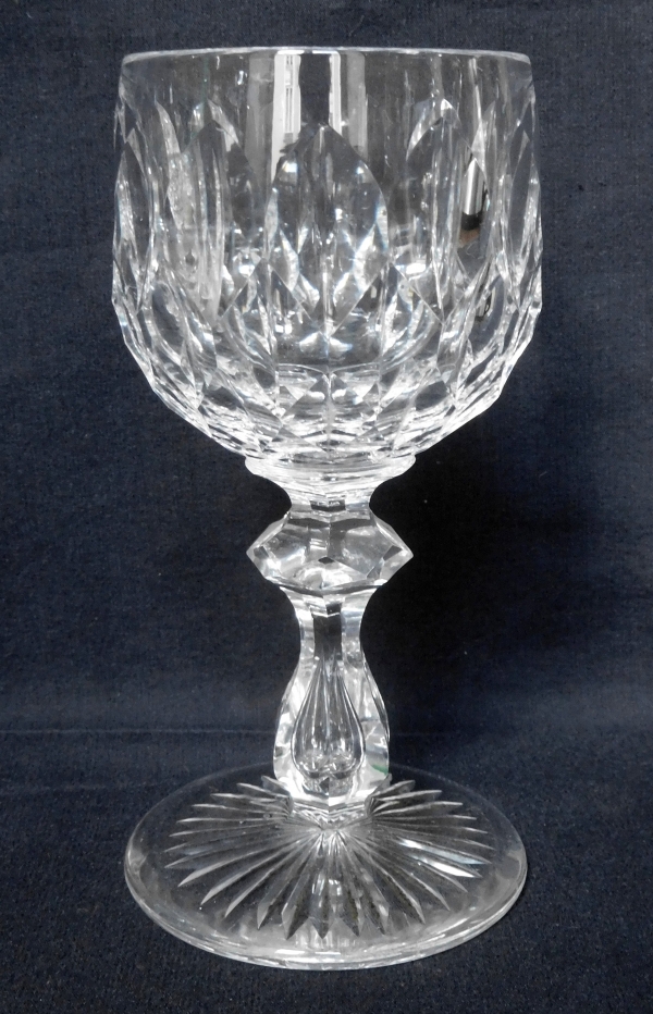 Détail — Verre à vin du Rhin en cristal de Baccarat, modèle GG taille losanges à flots