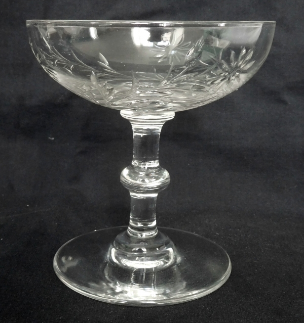 Détail — Coupe à champagne en cristal de Baccarat, modèle taillé aux marguerites