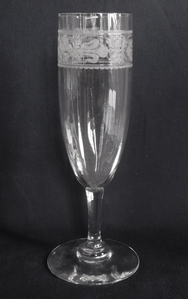 Détail — Flûte à champagne en cristal de Baccarat gravé de fleurs de lys, modèle Chablis