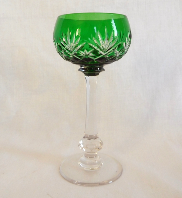 Détail — Verre à vin du Rhin / Roemer en cristal de St Louis, modèle Massenet, cristal overlay vert sapin