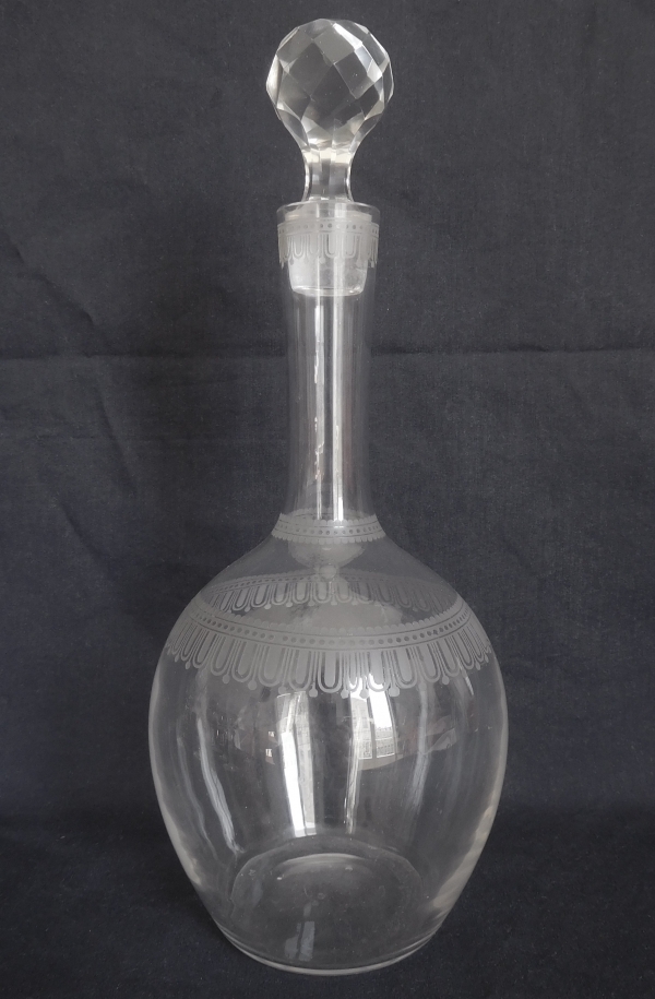 Detail — Baccarat crystal wine decanter / bottle, Louis XVI style engraving - 31.5cm