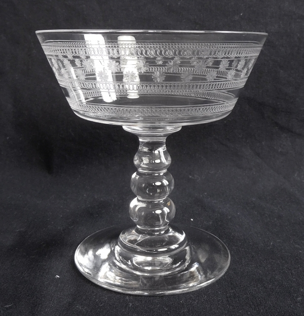 Détail — Coupe à champagne de Baccarat, modèle cylindrique gravé étoiles - gravure 4770