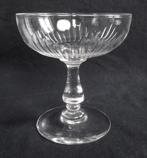 Détail — Coupe à champagne en cristal de Baccarat, modèle Jeux d'Orgues