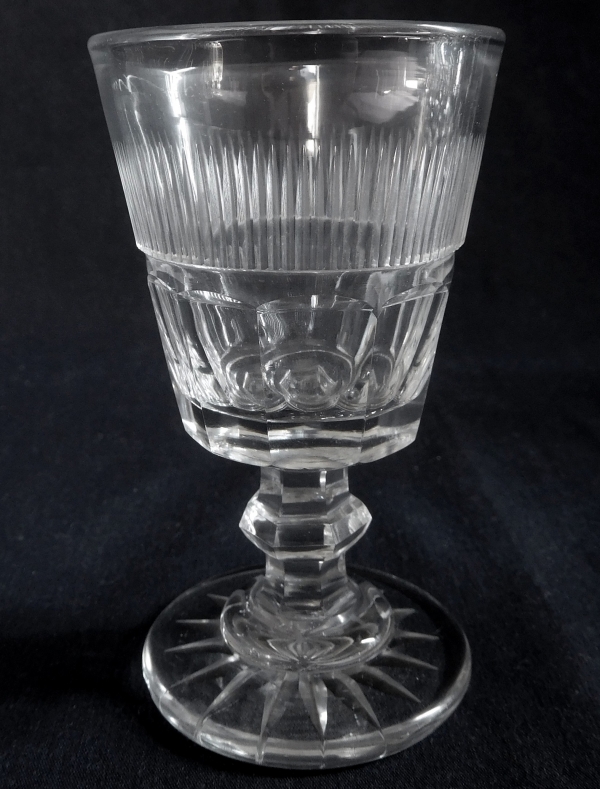 Détail — Verre à porto / verre à vin blanc en cristal de Baccarat taillé à facettes et biseaux, vers 1850 - 9,2cm