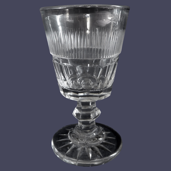 Verre à vin en cristal de Baccarat taillé à facettes et biseaux, vers 1850 - 10,7cm
