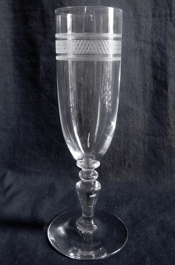 Détail — Flûte à champagne en cristal de Baccarat, modèle forme ballon gravure 1423 - 14,5cm