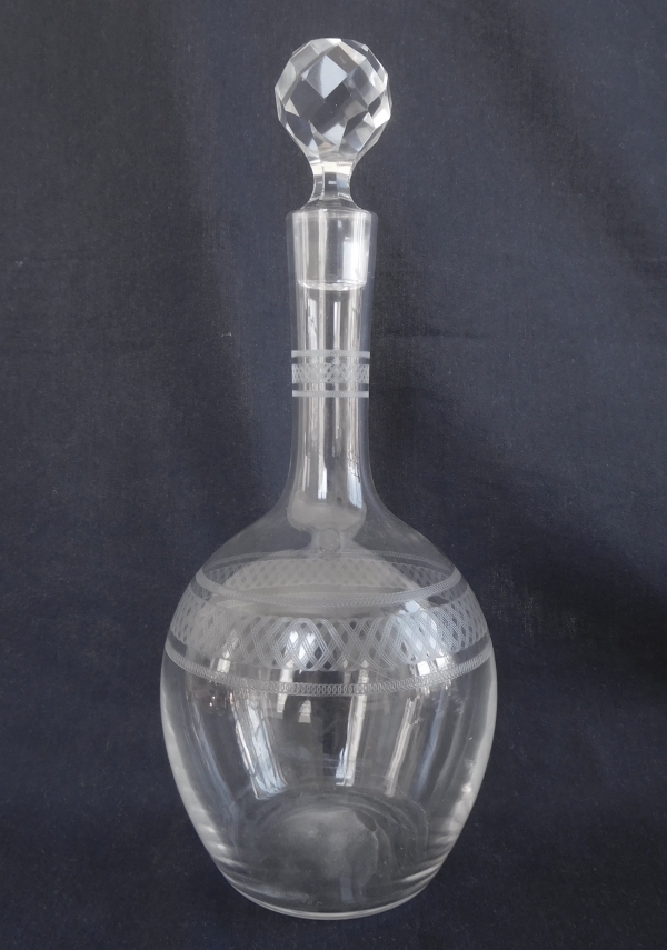 Détail — Carafe à vin en cristal de Baccarat, modèle forme ballon gravure 1423 - 29,5cm