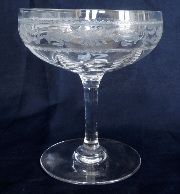 Détail — Coupe à champagne en cristal de Baccarat gravé de fleurs de lys, modèle Chablis