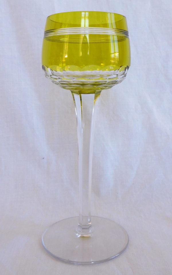 Détail — Verre à vin du Rhin en cristal de Baccarat, modèle Chauny overlay vert chartreuse