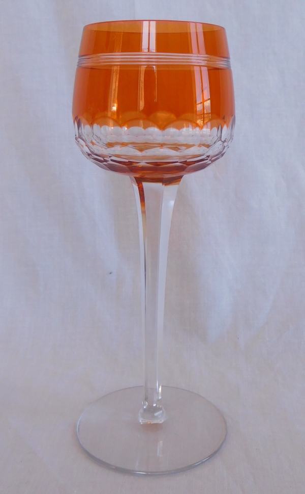 Détail — Verre à vin du Rhin en cristal de Baccarat, modèle Chauny overlay orange