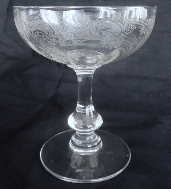 Détail — Coupe à champagne en cristal de Saint Louis, modèle Massenet à côtes vénitiennes gravé