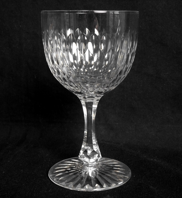Détail — Verre à vin blanc / verre à porto en cristal de Baccarat, forme ballon 6186 modèle écailles biseautées taille 8357 - 10,9cm