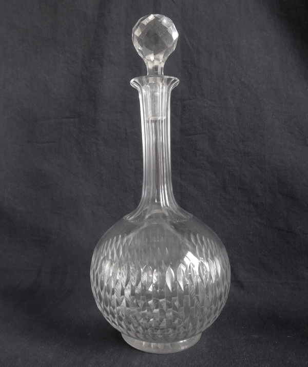 Détail — Carafe à vin en cristal de Baccarat, forme ballon 6186 modèle écailles biseautées taille 8357 - 27,5cm