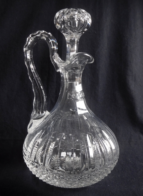 Détail — Carafe à vin décanteur en cristal de St Louis, modèle Tommy - étiquette