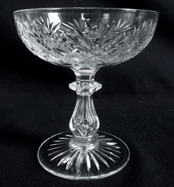 Détail — Coupe à champagne en cristal de Baccarat, luxueuse variante du modèle Douai