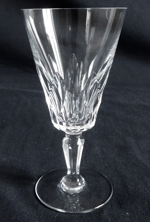Détail — Verre à vin en cristal de Baccarat, modèle Carcassonne - signé - 12,8cm