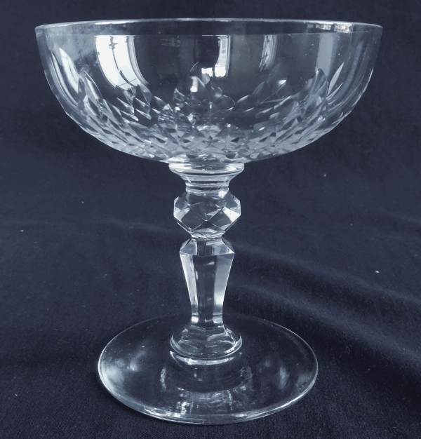 Détail — Coupe à champagne en cristal de Baccarat, modèle jeux d'orgues de biseaux forme 55 jambe taillée