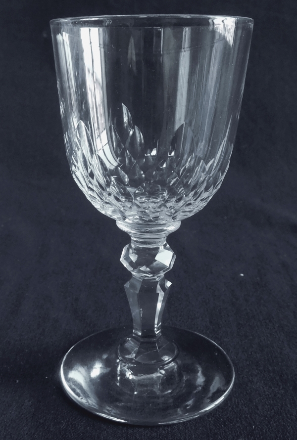 Détail — Verre à vin blanc / verre à porto en cristal de Baccarat, modèle Jeux d'Orgues de Biseaux forme 55 jambe taillée - 10,5cm