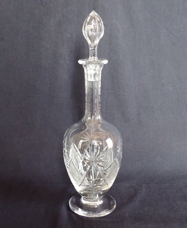 Détail — Carafe à vin en cristal de St Louis, modèle Nelly taillé - signée