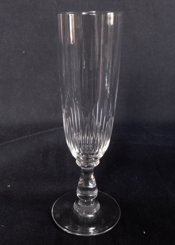 Détail — Flûte à champagne en cristal de Baccarat, modèle Jeux d'Orgues de côtes creuses