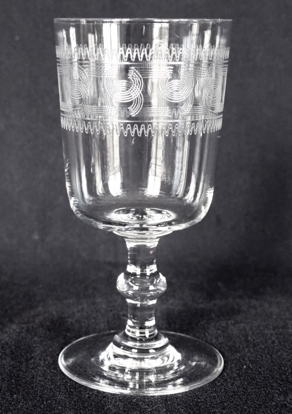 Détail — Verre à eau en cristal de Baccarat, modèle à jambe bouton, gravure 3458 - 13,4cm