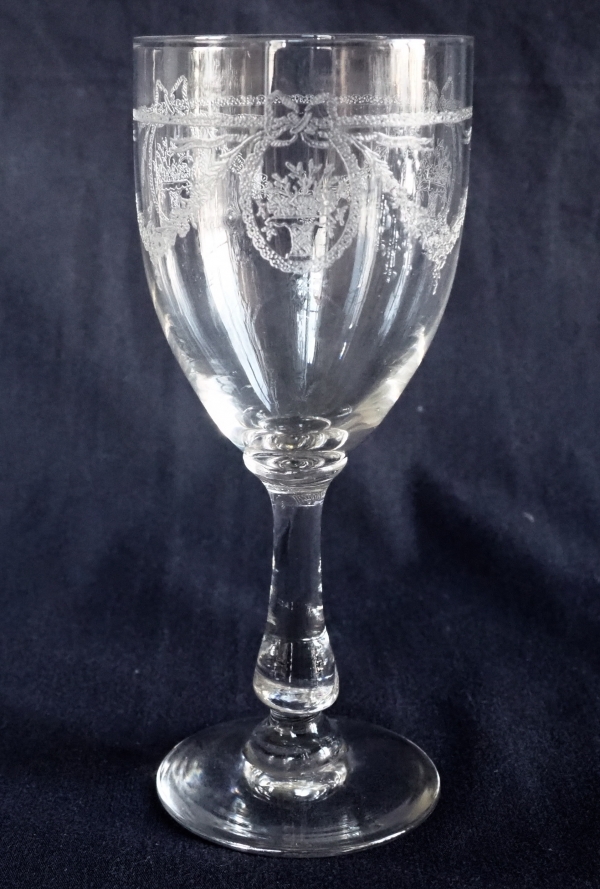 Détail — Verre à vin blanc ou verre à porto en cristal de St Louis, modèle Sapho gravé - 12,7cm