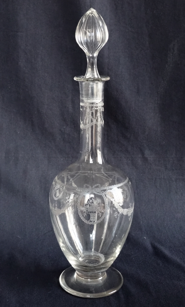 Détail — Carafe à vin en cristal de St Louis, modèle Sapho gravé - 33cm