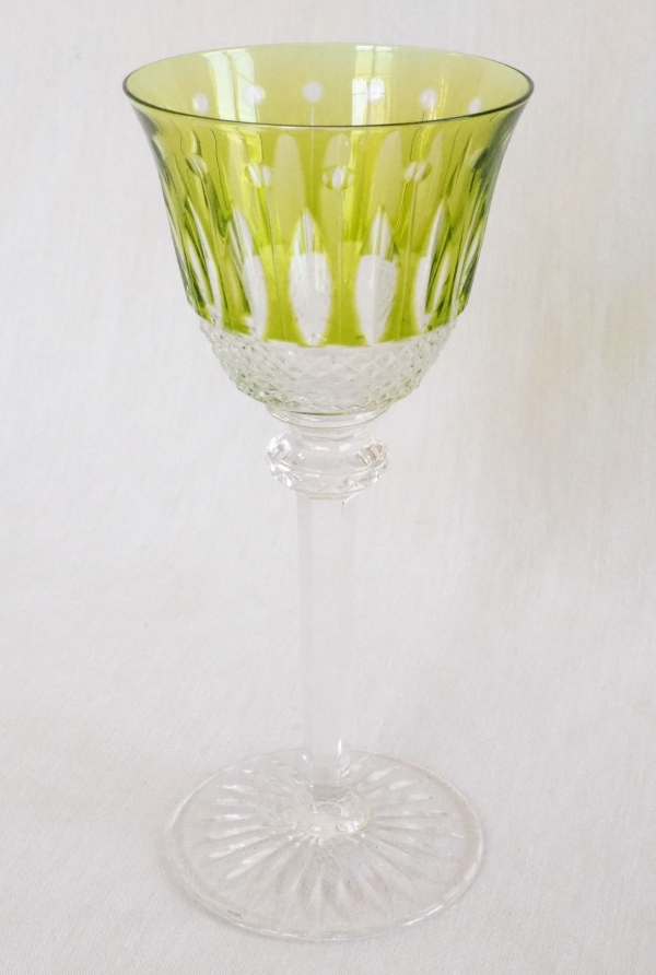 Détail — Verre à vin du Rhin / roemer en cristal de St Louis, modèle Tommy overlay jaune chartreuse - signé - 19,8cm