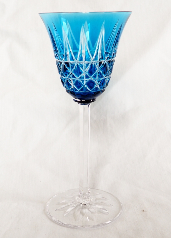 Détail — Verre à vin du Rhin en cristal de St Louis, modèle Tarn, cristal overlay bleu - 19.8cm