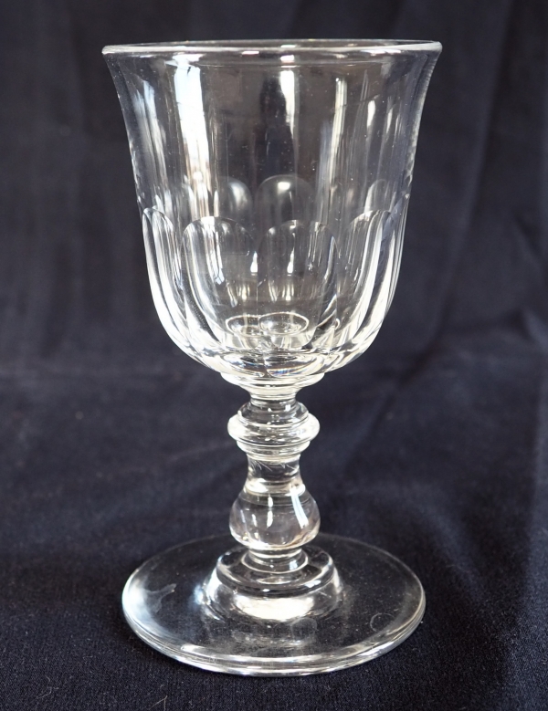 Détail — Verre à vin ou verre à porto en cristal de Baccarat forme tulipe à pans coupés - 10,6cm