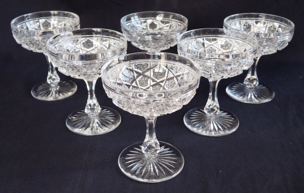 Détail — Coupe à champagne en cristal de Baccarat, modèle Lorient pied étoile
