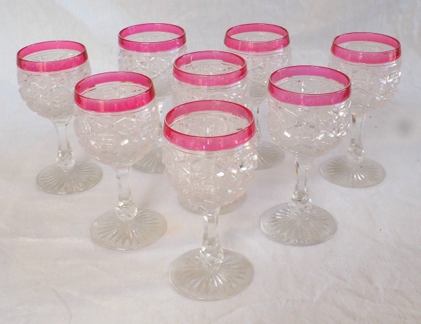 Détail — Verre à vin du Rhin en cristal de Baccarat, modèle Lorient pied étoile cristal rose