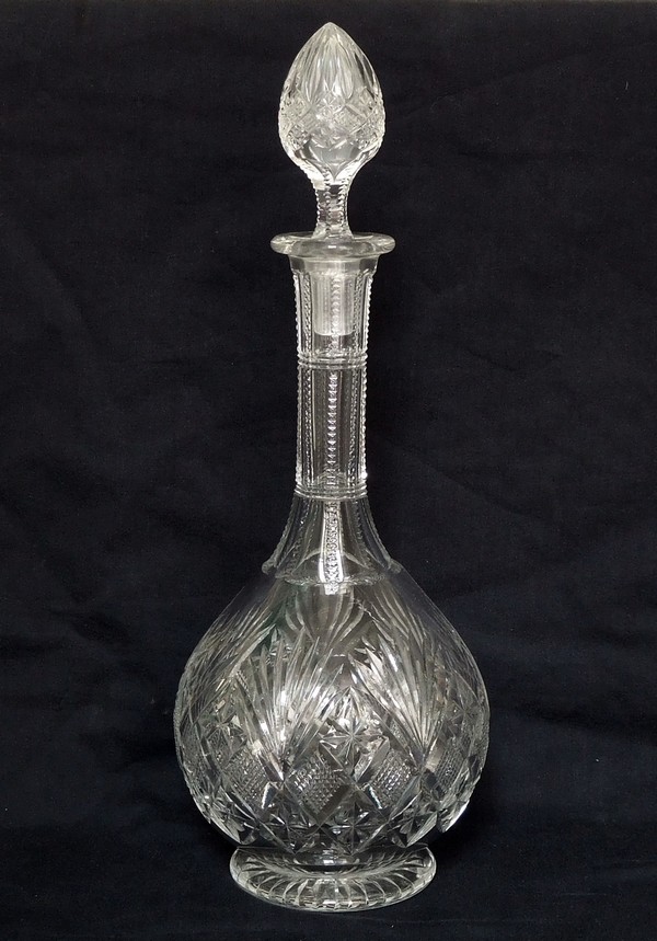 Détail — Carafe à vin en cristal taillé de St Louis, modèle Gavarni - signée