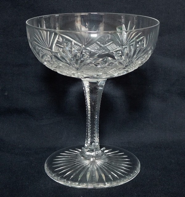 Détail — Coupe à champagne en cristal taillé de St Louis, modèle Gavarni - signée