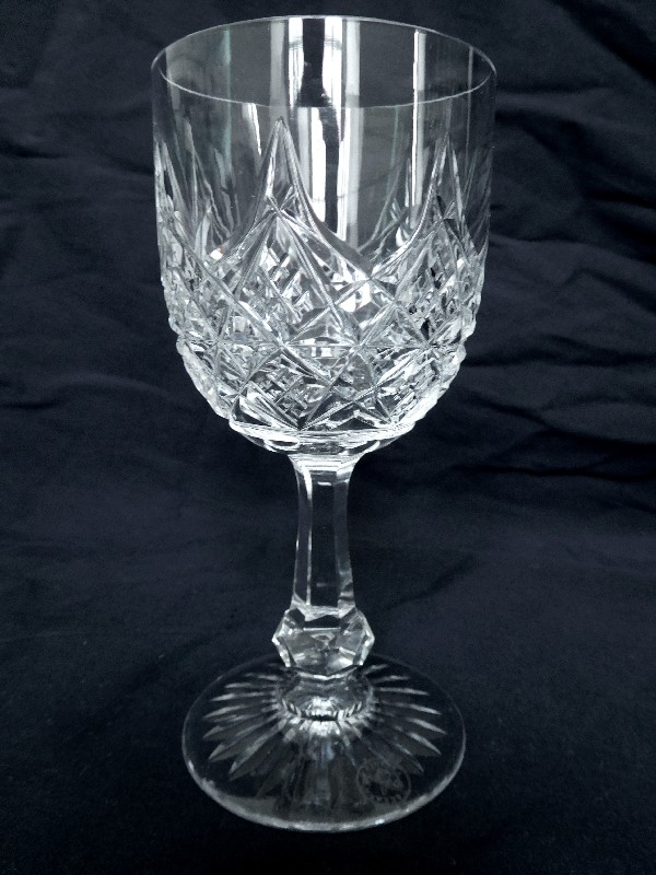 Detail — Baccarat crystal wine glass, Colbert pattern - signed - 12,8cm