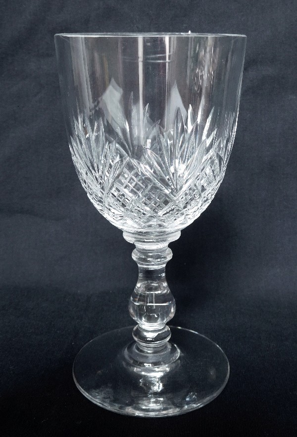 Détail — Verre à vin rouge en cristal de Baccarat, modèle à palmettes et jambe gondole - modèle Douai - 12,3cm