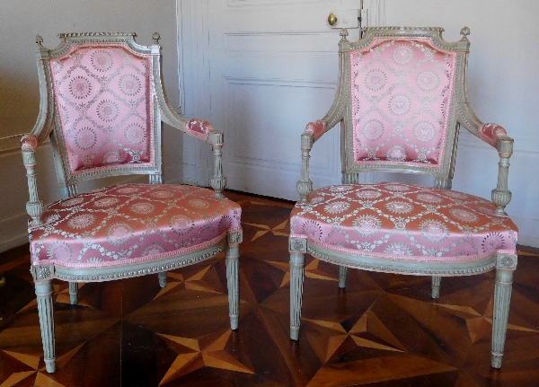 Détail — Paire de fauteuils cabriolets richement sculptés, fin de l'époque Louis XVI / Directoire