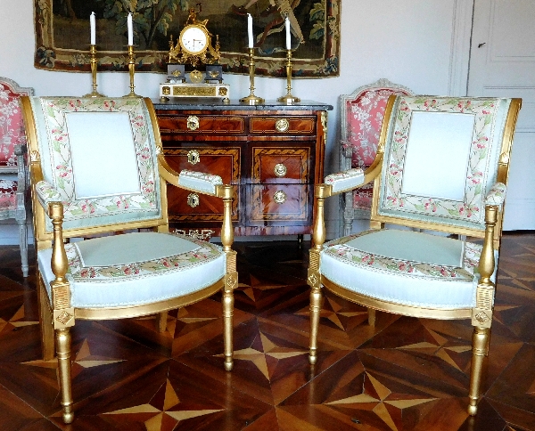 Détail — Paire de fauteuils d'apparat en bois doré d'époque Directoire, soie du Palais de l'Elysée