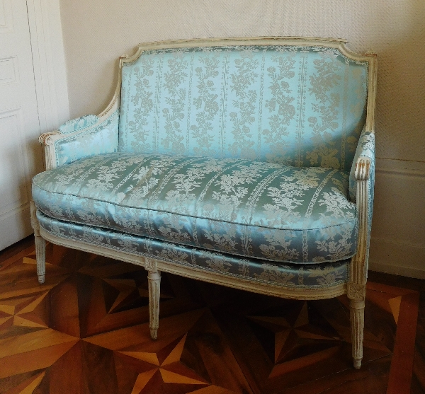 Détail — Canapé 2 places d'époque Louis XVI en bois laqué et soie bleue