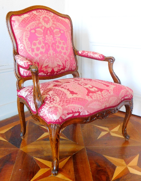 Détail — Michel Cresson : fauteuil à la Reine d'époque Louis XV estampillé, garniture de soie rouge