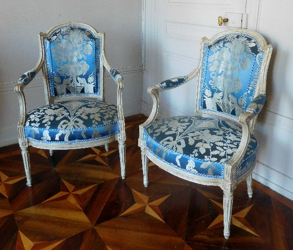 Détail — Claude Séné : paire de fauteuils cabriolets d'époque Louis XVI estampillés, soie Tassinari & Châtel