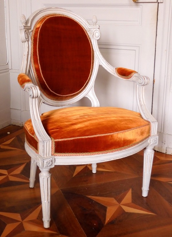 Détail — Fauteuil cabriolet d'époque Louis XVI attribué à Jean-Baptiste Séné - velours de soie
