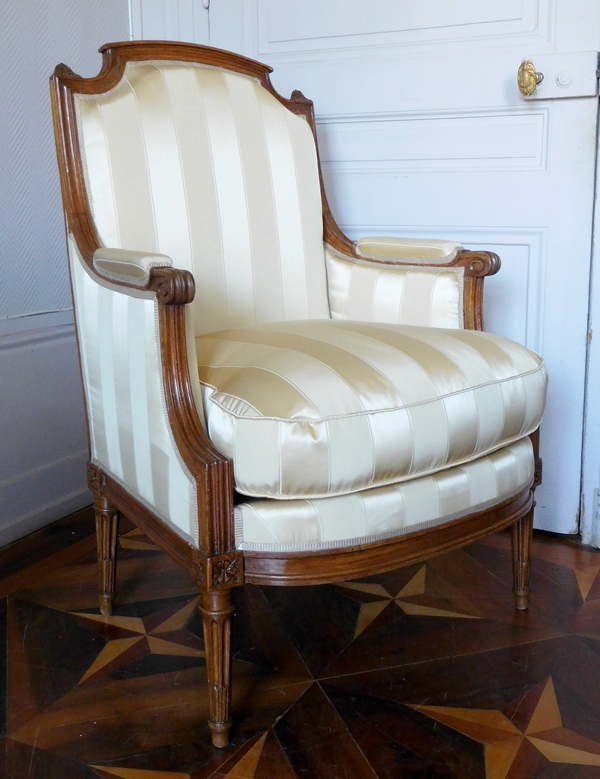 Détail — Jean-Baptiste Demay : bergère d'époque Louis XVI, gourgouran de soie Tassinari & Chatel - estampille