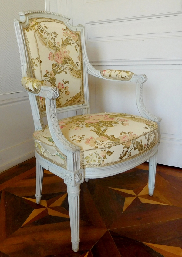 Détail — Fauteuil cabriolet d'époque Louis XVI très finement sculpté - riche garniture de soie