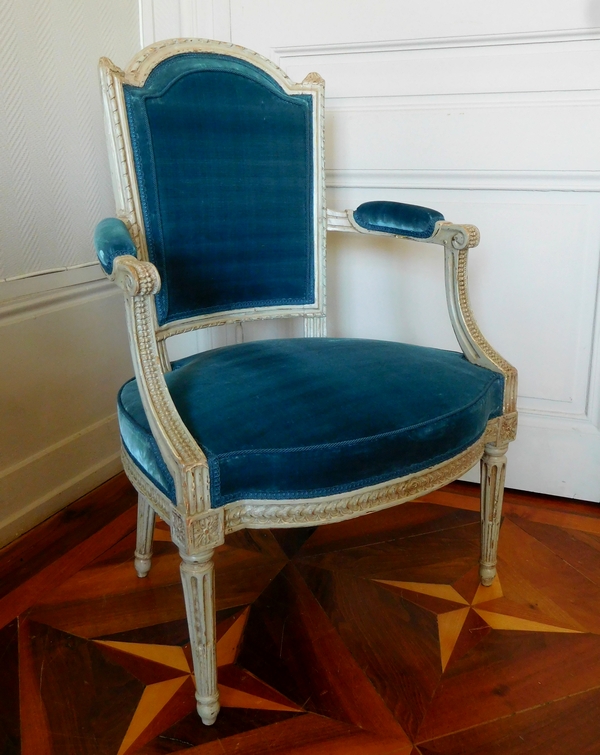 Détail — Fauteuil cabriolet d'époque Louis XVI très finement sculpté - velours de soie bleu ardoise