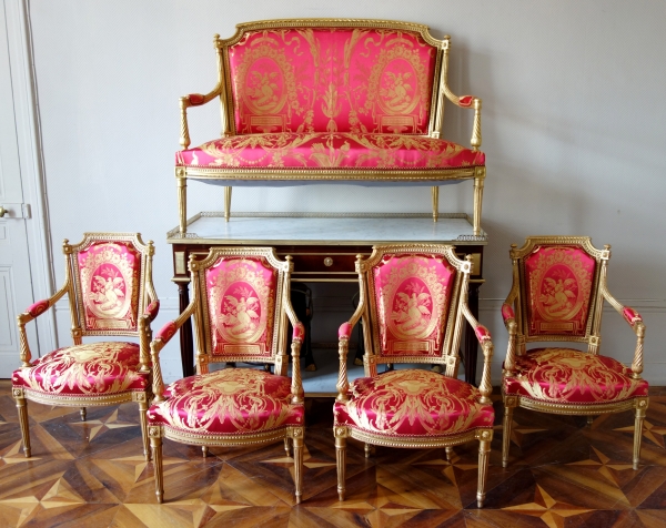 Détail — Mobilier de salon Louis XVI en bois doré, damas de soie rouge et or - 4 fauteuils et 1 canapé
