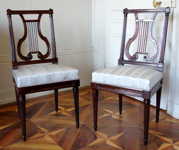 Détail — Delaisement : paire de chaises lyre d'époque Louis XVI en acajou et gourgouran de soie, estampillées